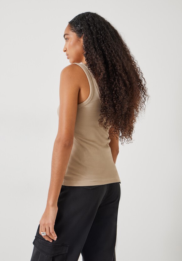 Ribbed Low Scoop Fitted Vest
