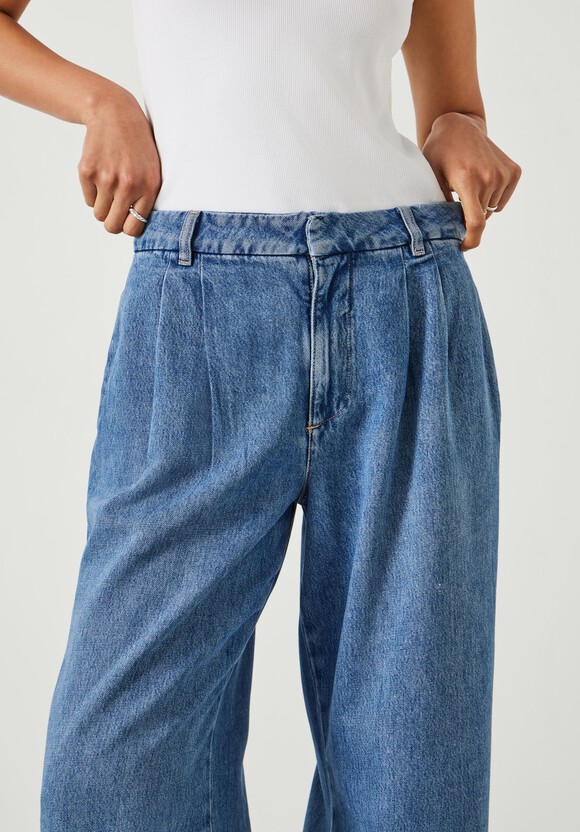 Lya Pleated Wide Leg Jeans