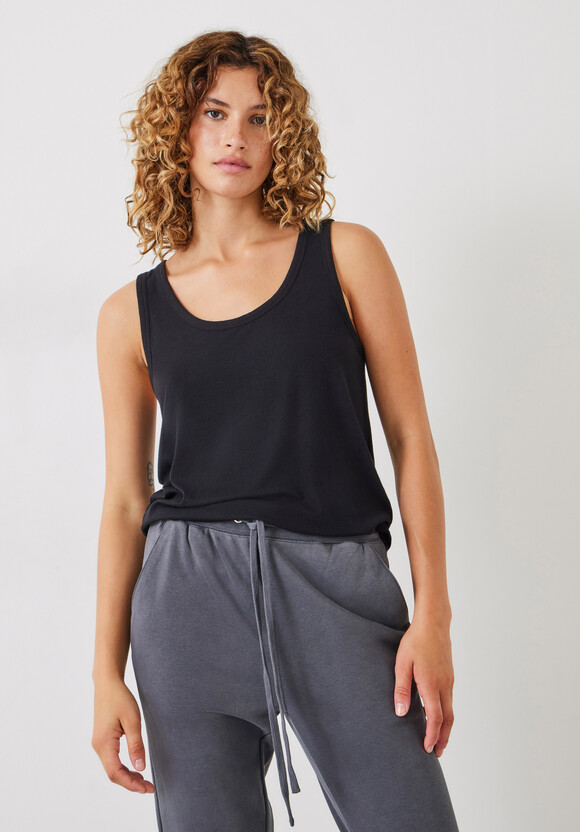 Ribbed Scoop Vest