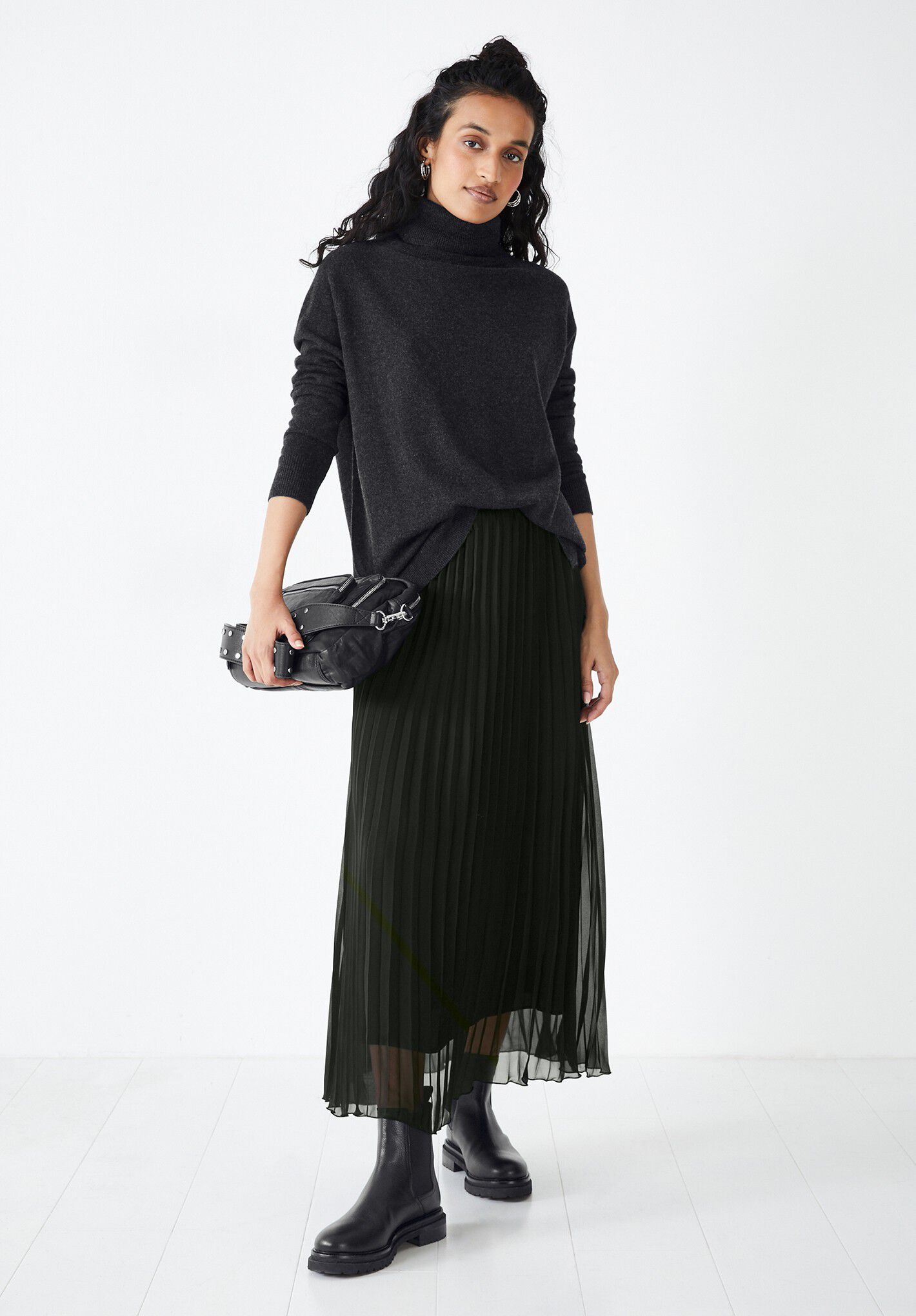 Long black hot sale pleated skirt zara