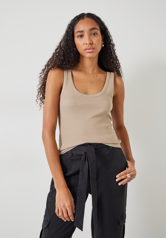 Ribbed Low Scoop Fitted Vest
