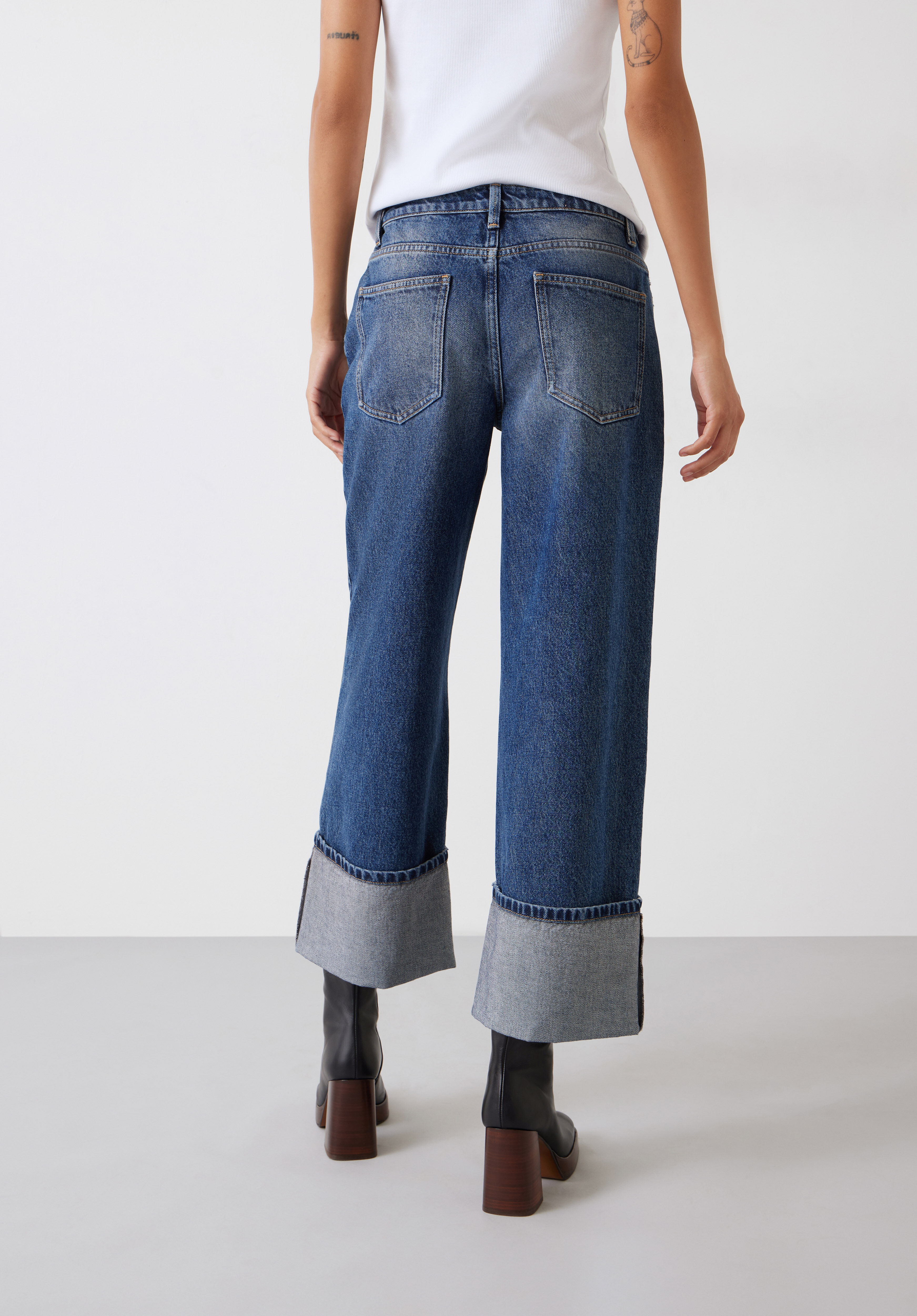 Cropped jeans with discount turn ups