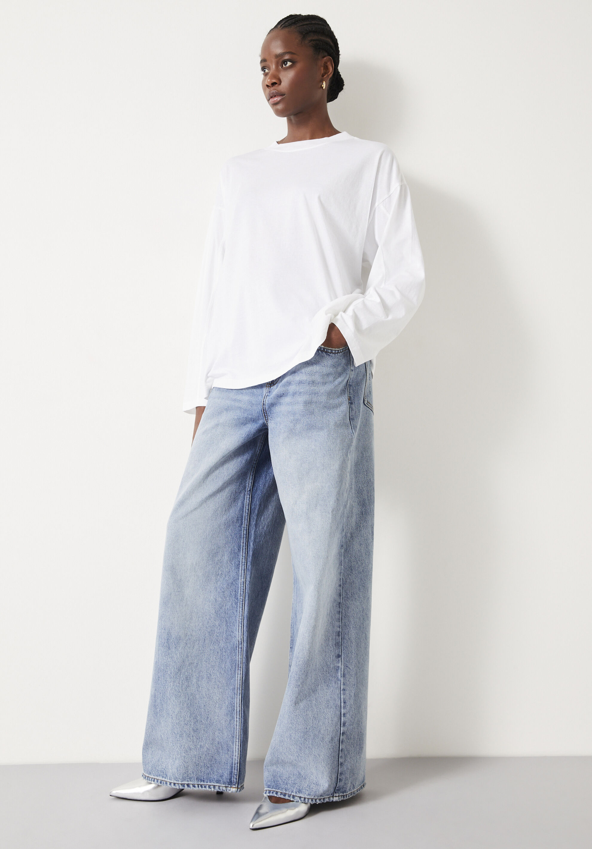 Oversized tee top and jeans