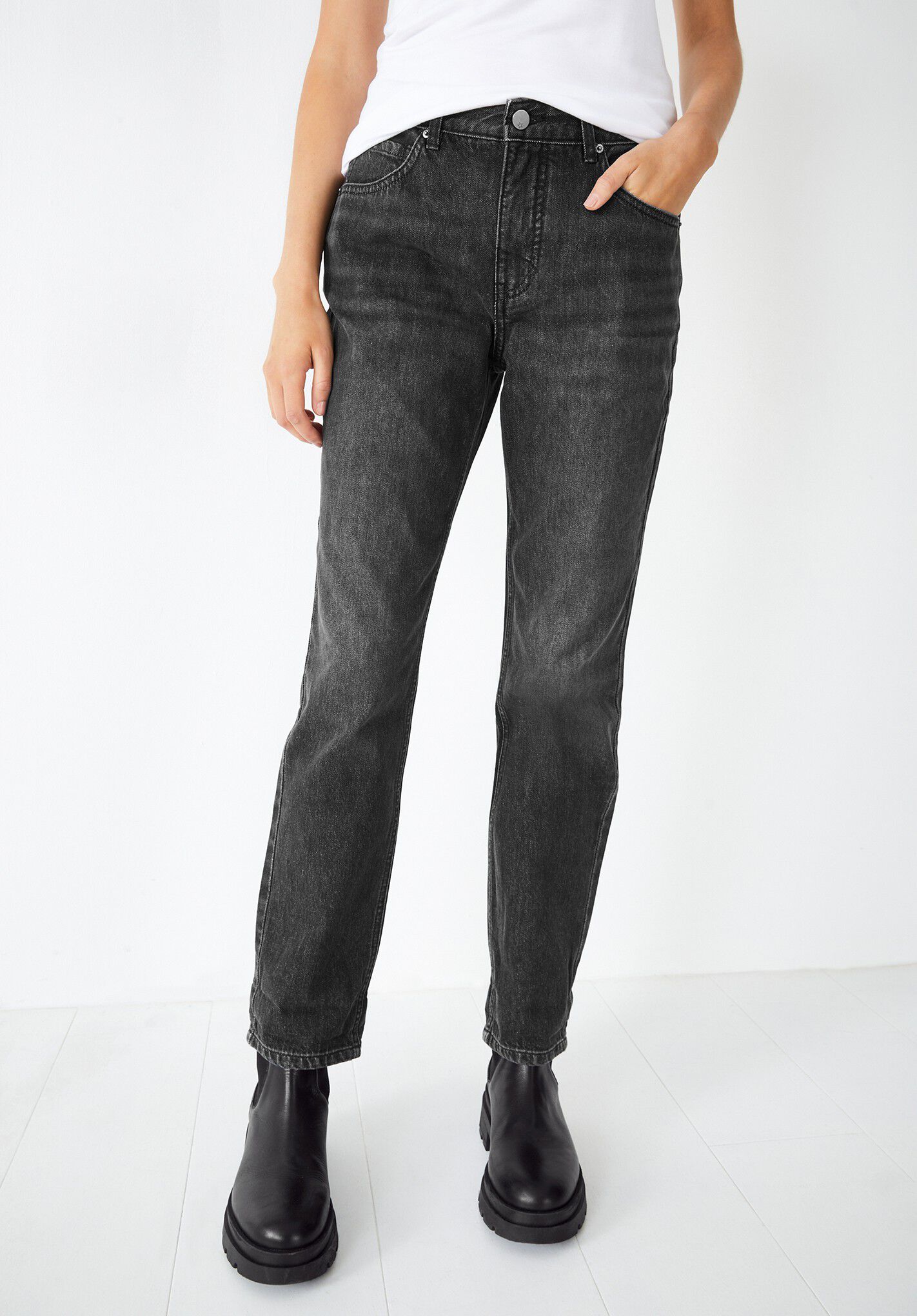 Boyfriend jeans in black store