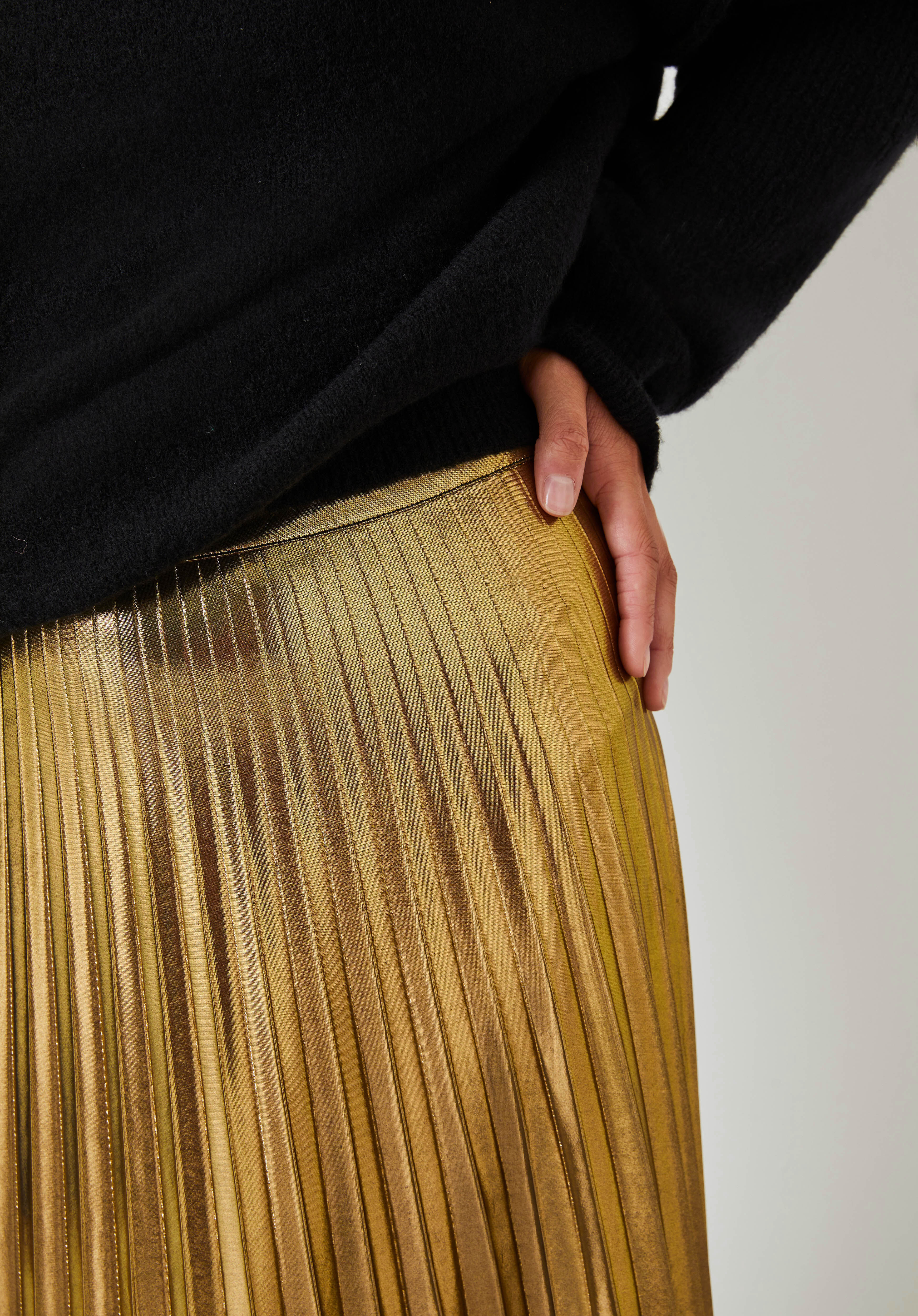 Gold pleated maxi skirt with pockets hot sale