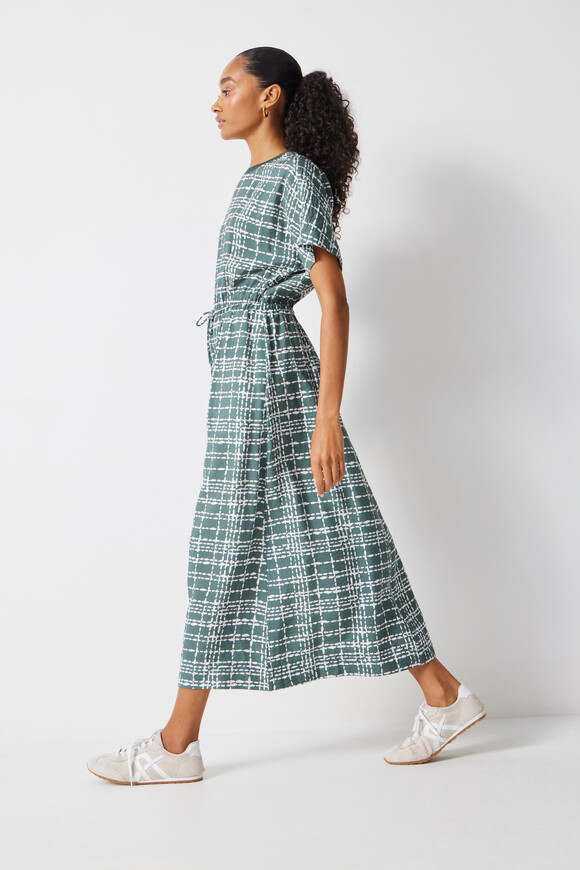 Air Flow Short Sleeve Crew Neck Midi Dress