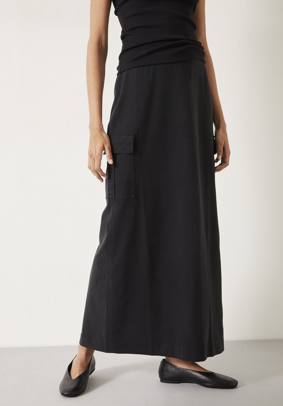 Long black maxi deals skirt with pockets