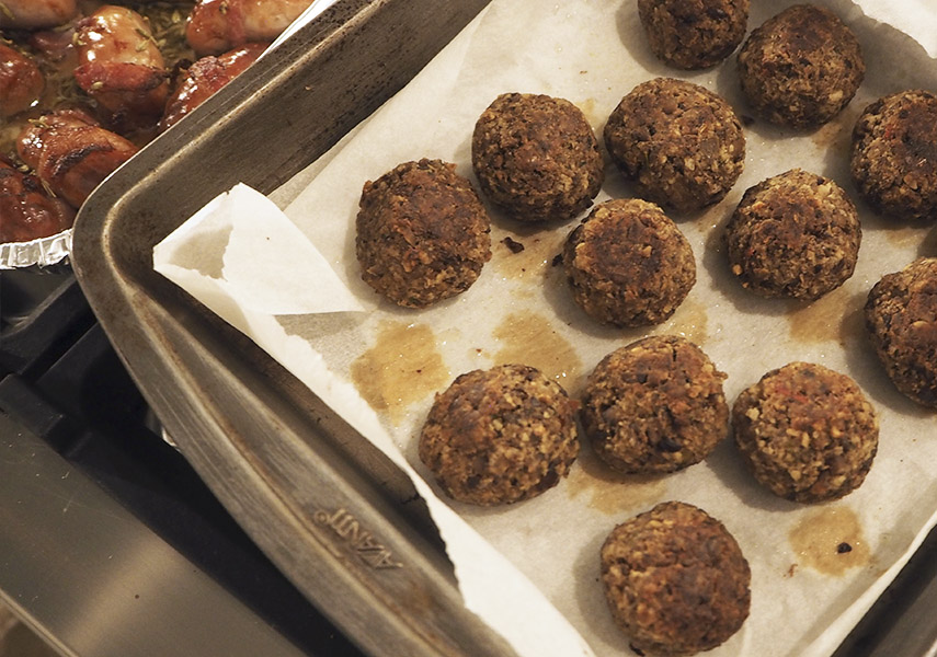 Stuffing Balls with Cranberry & Pomegranate Dipping Sauce hush